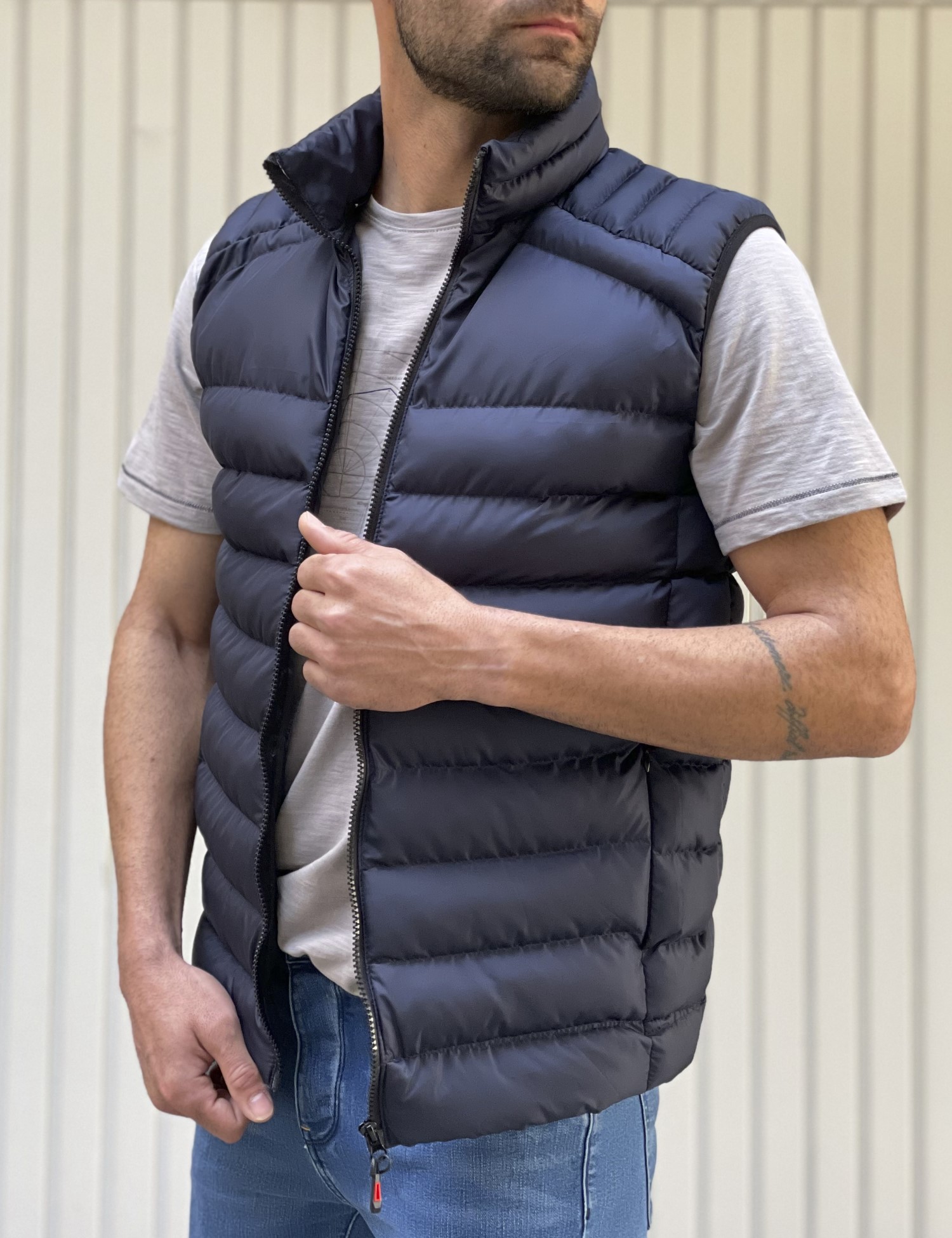 Ανδρικό μπλε καπιτονέ αμάνικο μπουφάν με αποσπώμενη κουκούλα 3408M φωτογραφία